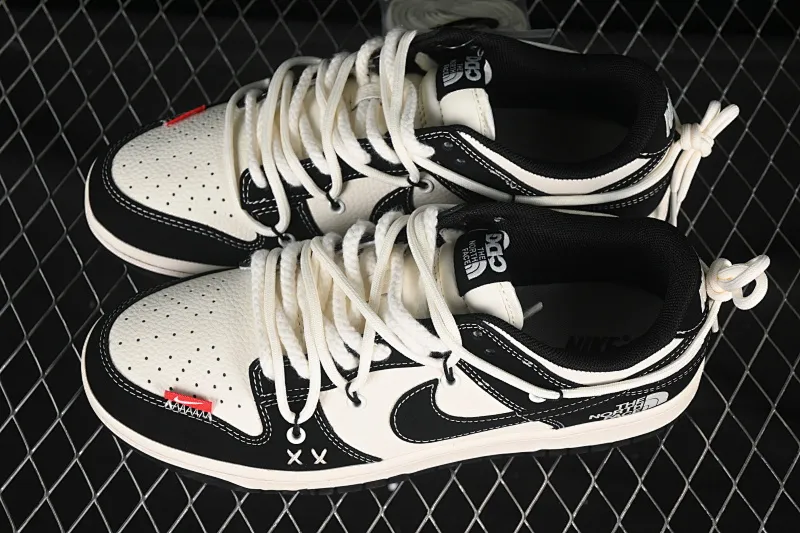 All categories Nk SB Dunk Series Nk SB Dunk Low High-end customization Low-top sneakers Nike SB Dunk Low North series Strap black and white black hook Anniversary high-end customization Low-top casual sneakers YX5066-287